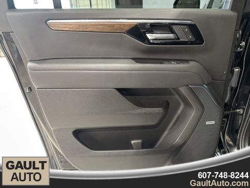 Used 2025 Chevrolet Suburban High Country image 14