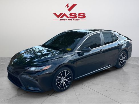 Used 2023 Toyota Camry SE FWD image 1