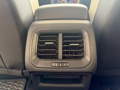 Certified 2025 Volkswagen Taos SE FWD image 33