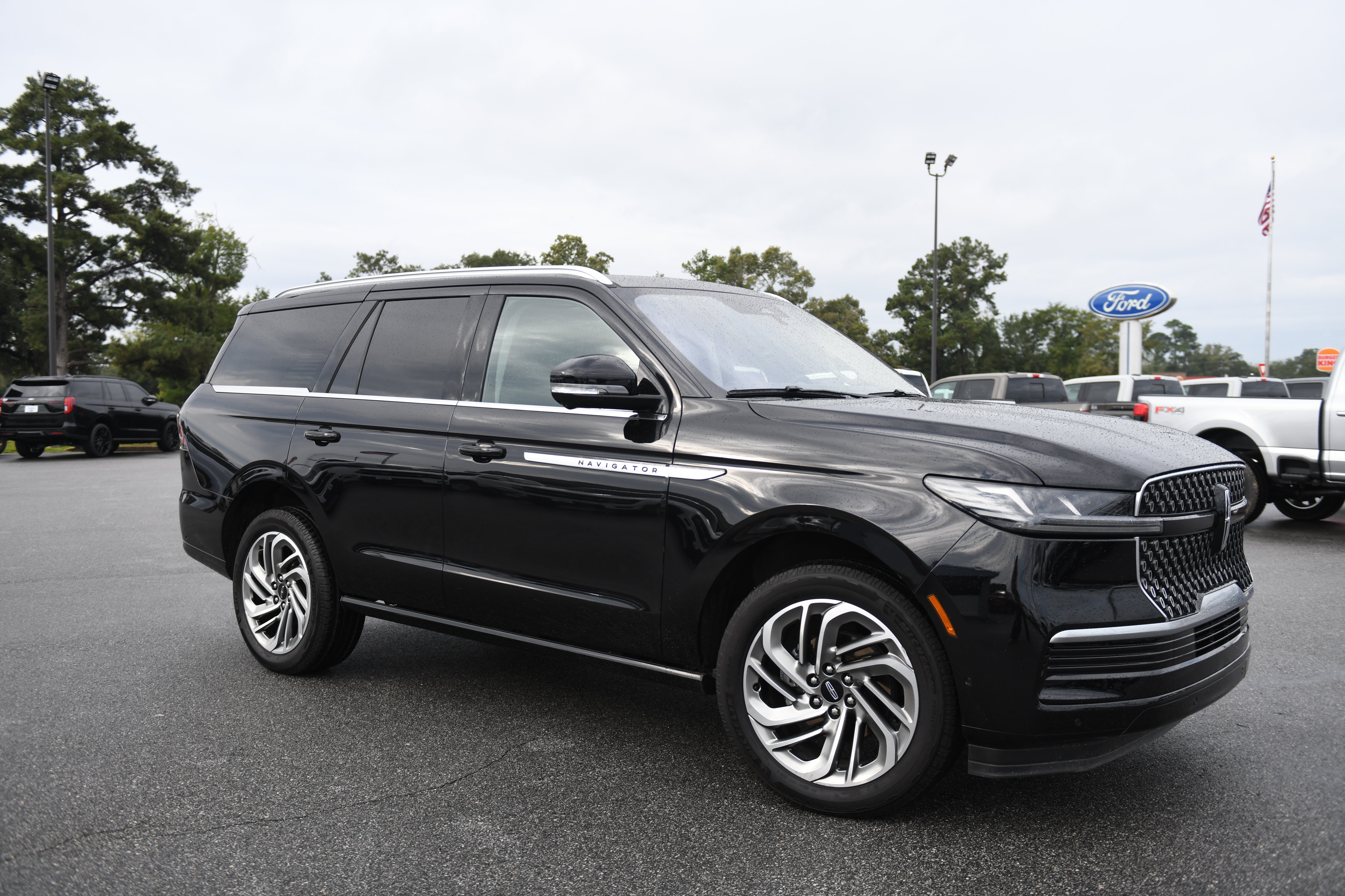 Used 2025 Lincoln Navigator Reserve AWD/4WD image 2