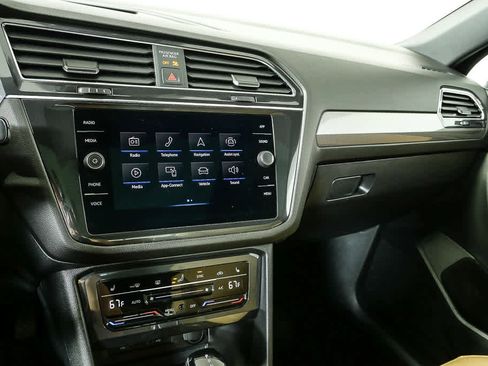 Certified 2023 Volkswagen Tiguan SE w/ Panoramic Sunroof Package image 15