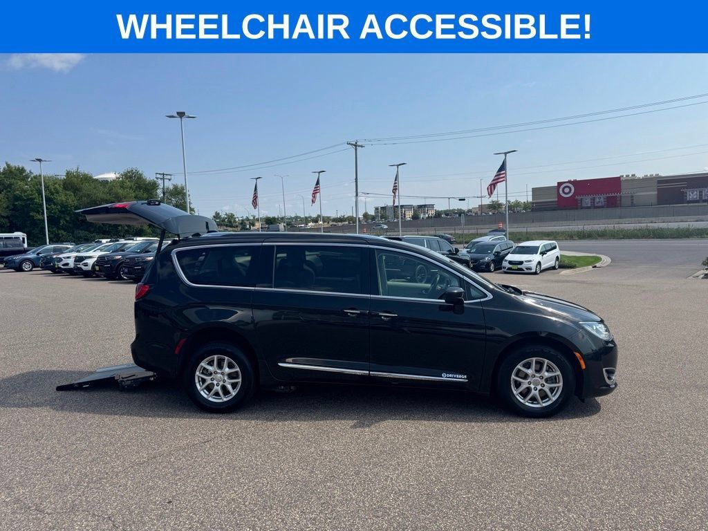 Used 2020 Chrysler Pacifica Touring-L FWD image 5