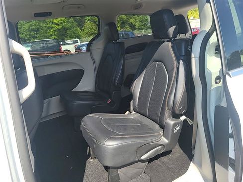 Used 2019 Chrysler Pacifica Touring-L FWD image 6