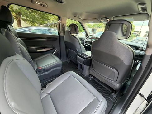 Used 2024 Kia EV9 Light Long Range RWD image 19