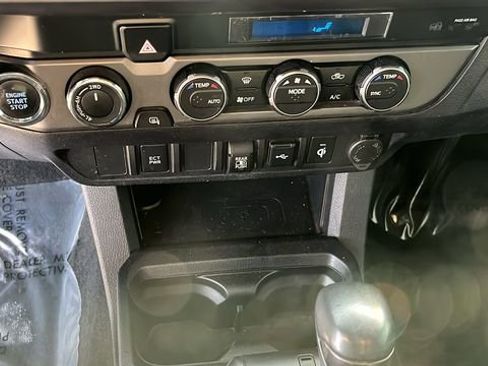 Used 2022 Toyota Tacoma TRD Off-Road image 13