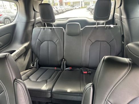 New 2026 Chrysler Pacifica Select image 9