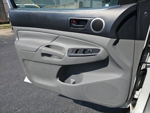 Used 2015 Toyota Tacoma PreRunner w/ SR5 Package image 28