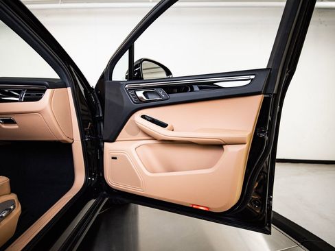 Certified 2025 Porsche Macan AWD/4WD image 27