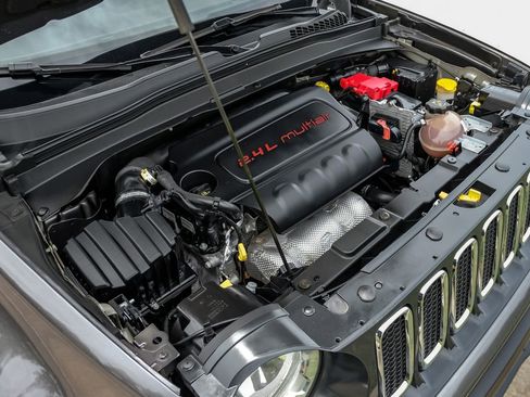 Used 2018 Jeep Renegade Latitude FWD image 53