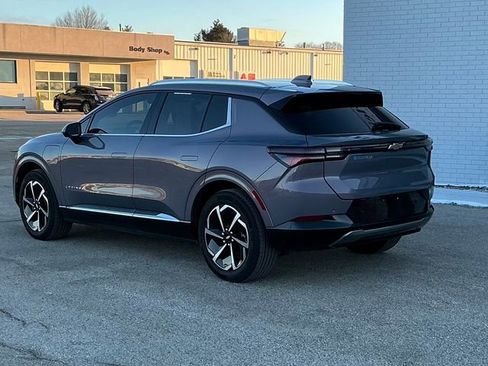 Used 2024 Chevrolet Equinox EV LT image 3