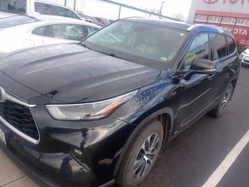 Used 2022 Toyota Highlander XLE image 2