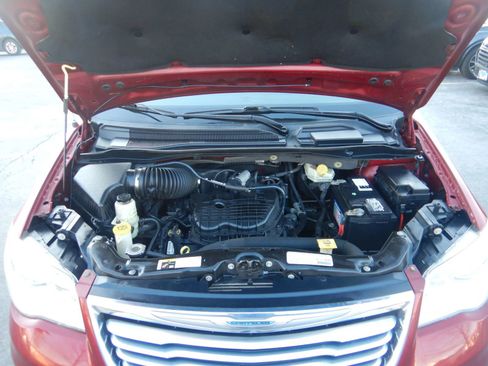 Used 2013 Chrysler Town & Country Touring-L image 32