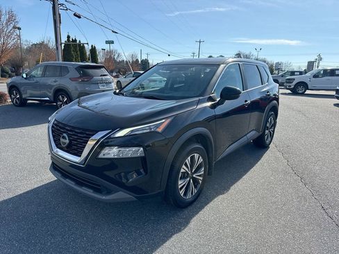 Used 2023 Nissan Rogue SV image 3