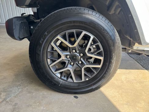 Used 2025 Jeep Wrangler Sahara image 29