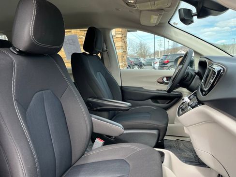 Used 2023 Chrysler Voyager LX image 32