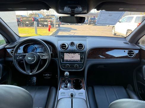 Used 2018 Bentley Bentayga image 29