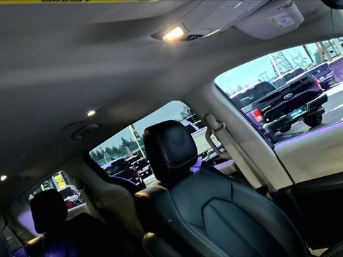 Used 2024 Chrysler Pacifica Select image 30