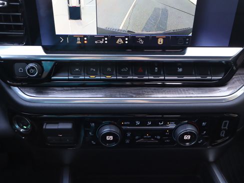 Used 2025 Chevrolet Silverado 1500 LTZ w/ LTZ Convenience Package II AWD/4WD image 29