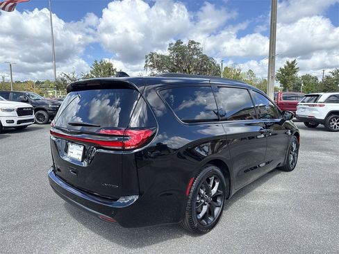 New 2026 Chrysler Pacifica Limited w/ S Appearance Package image 3