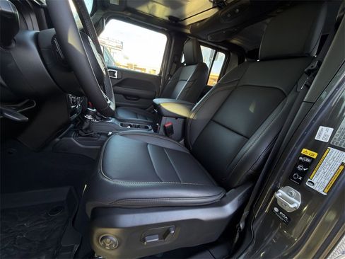 New 2025 Jeep Gladiator Sport image 19