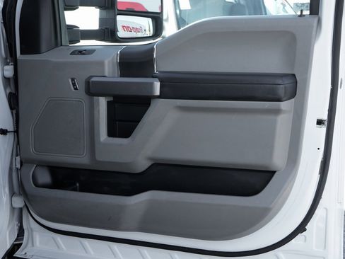 Used 2017 Ford F550 2WD Regular Cab Super Duty image 40