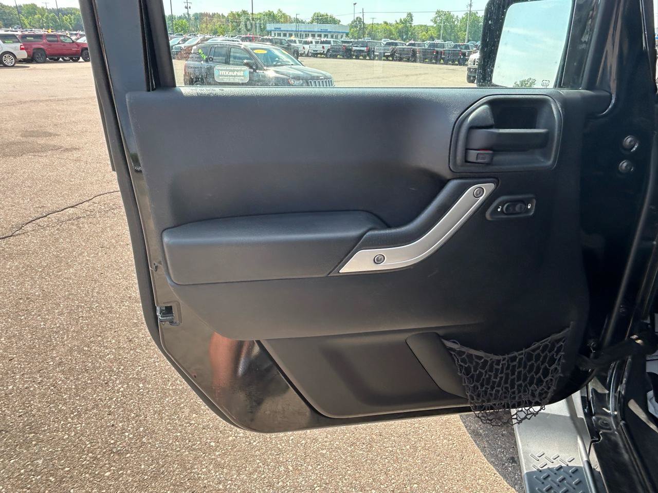 Used 2015 Jeep Wrangler Unlimited Sahara w/ Connectivity Group AWD/4WD image 14