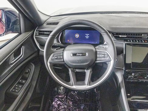 New 2025 Jeep Grand Cherokee Altitude image 28