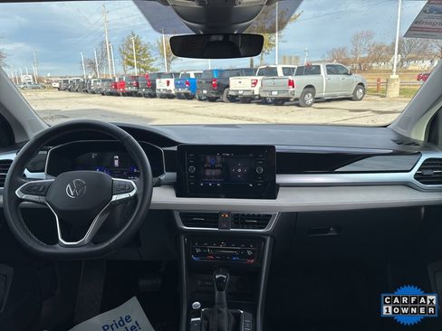 Used 2025 Volkswagen Taos SE image 2