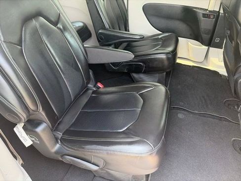 Used 2023 Chrysler Pacifica Touring-L FWD image 34