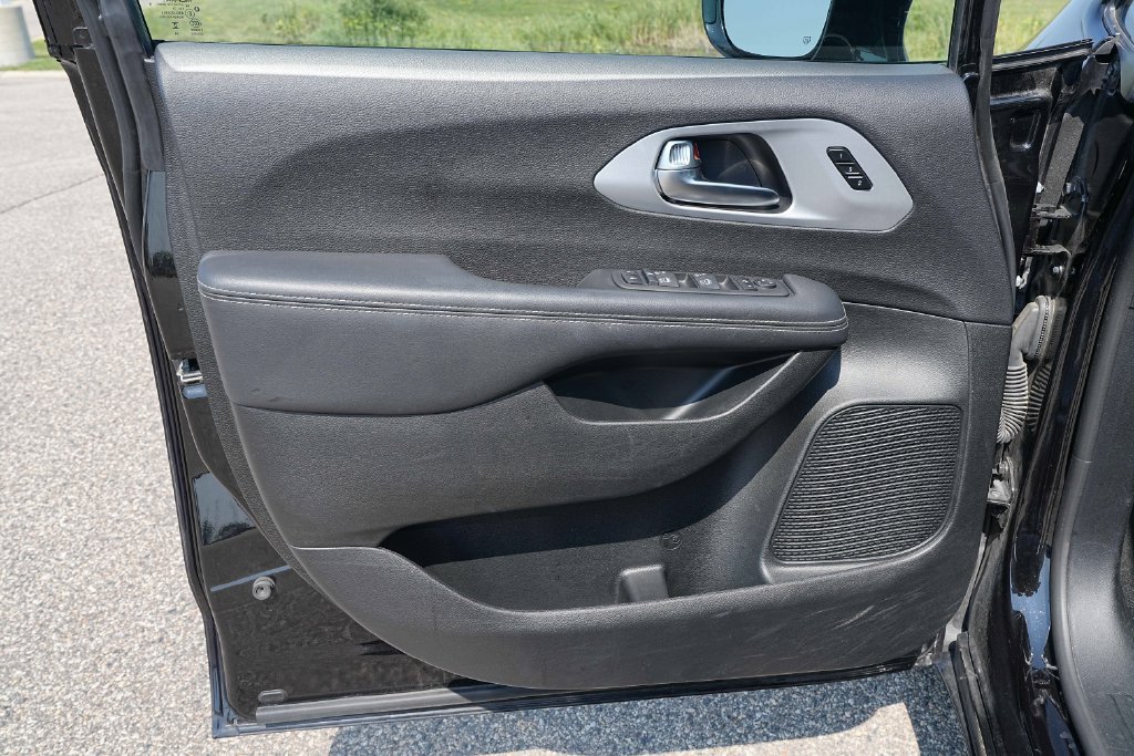 Used 2025 Chrysler Pacifica Limited FWD image 26