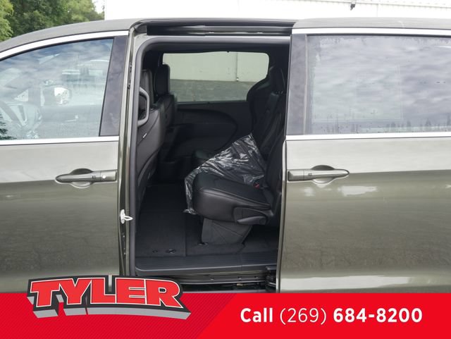 New 2027 Chrysler Pacifica Select FWD image 18