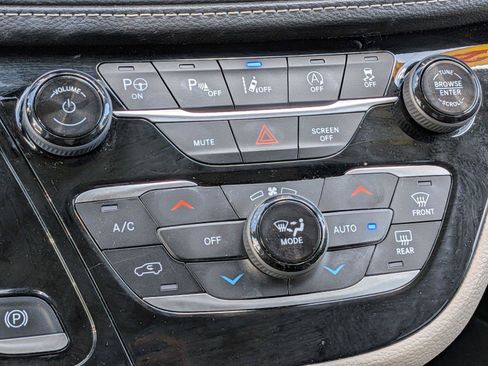 Used 2024 Chrysler Pacifica Touring-L AWD/4WD image 15