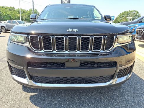 Used 2022 Jeep Grand Cherokee L Limited AWD/4WD image 2