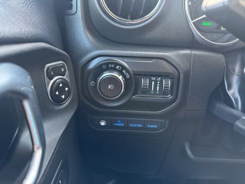 Used 2022 Jeep Wrangler Unlimited Sahara AWD/4WD image 12