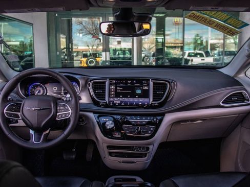 Used 2023 Chrysler Pacifica Touring-L w/ Uconnect Theater Family Group AWD/4WD image 15