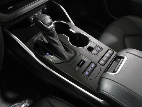 Used 2022 Toyota Highlander XLE image 14