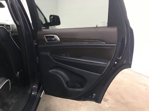 Used 2017 Jeep Grand Cherokee Overland w/ Jeep Active Safety Group image 33