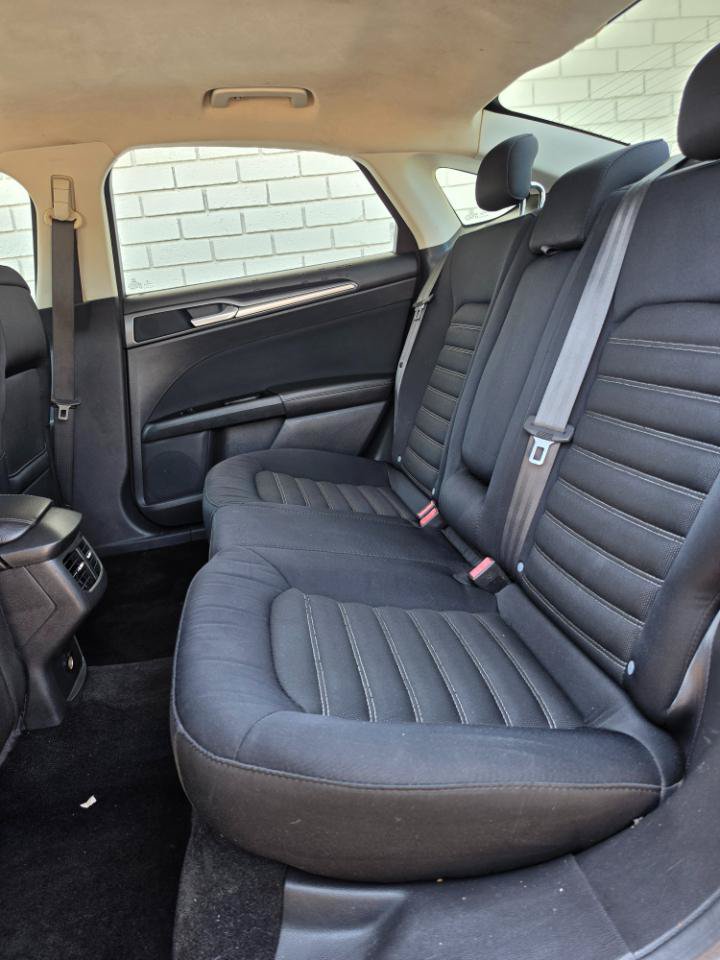 Used 2015 Ford Fusion SE FWD image 12