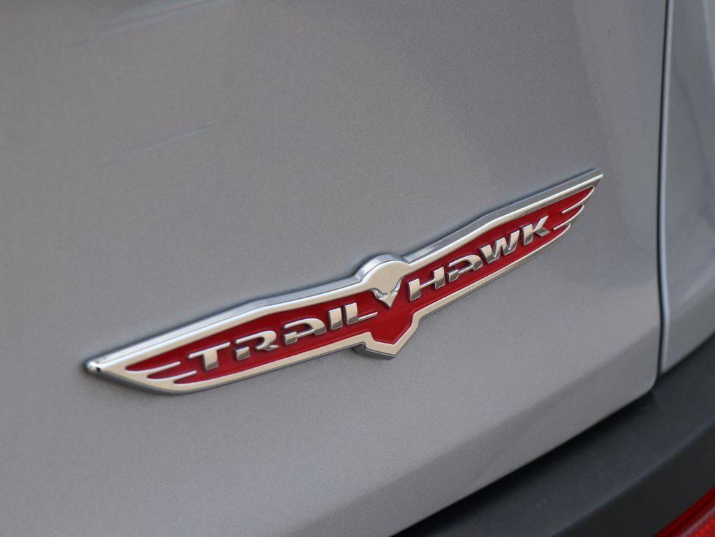 Used 2018 Jeep Cherokee Trailhawk AWD/4WD image 38
