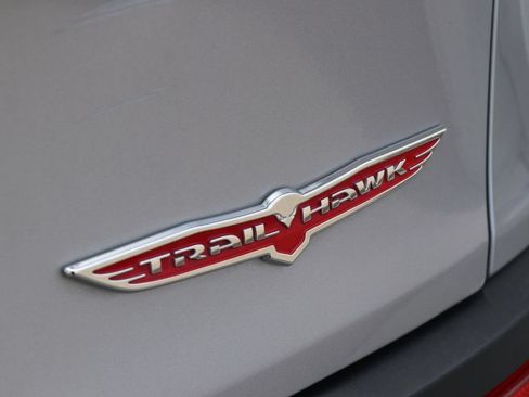 Used 2018 Jeep Cherokee Trailhawk AWD/4WD image 38