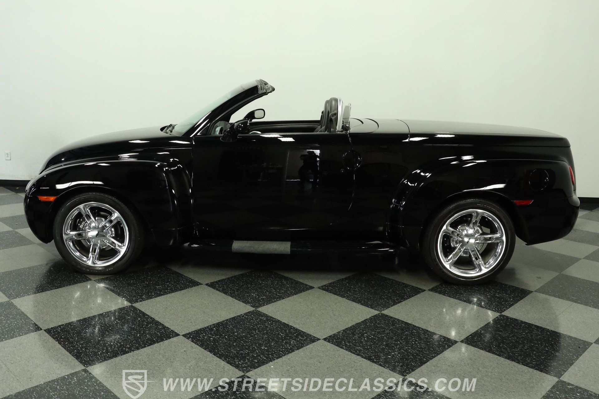 Used 2004 Chevrolet SSR w/ Preferred Equipment Group RWD image 2