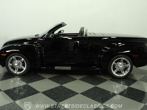 Used 2004 Chevrolet SSR w/ Preferred Equipment Group RWD image 2
