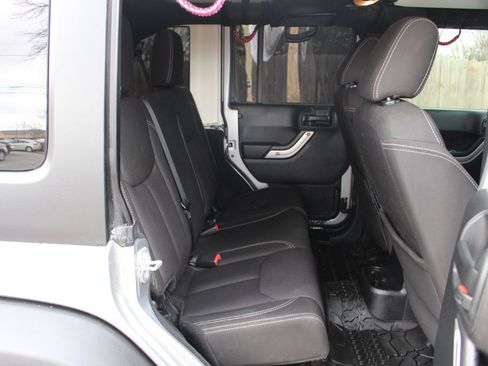 Used 2016 Jeep Wrangler Unlimited Rubicon w/ Connectivity Group image 31