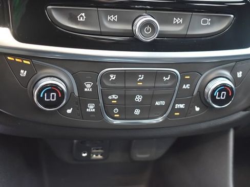 Used 2022 Chevrolet Traverse High Country AWD/4WD image 37