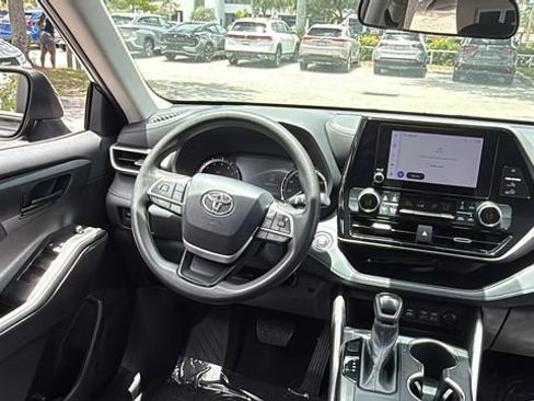 Used 2023 Toyota Highlander L FWD image 13