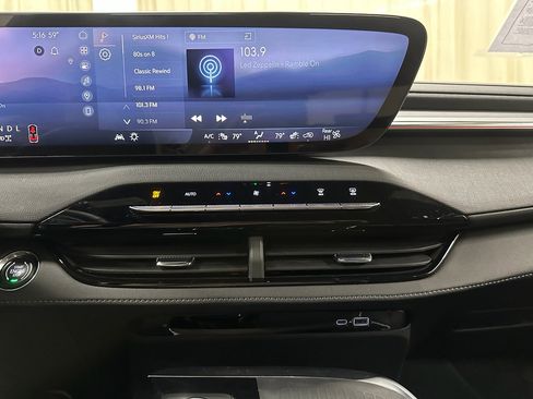 Used 2025 Buick Enclave Preferred image 33