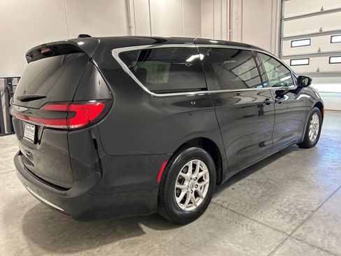 Used 2025 Chrysler Pacifica Select FWD image 6