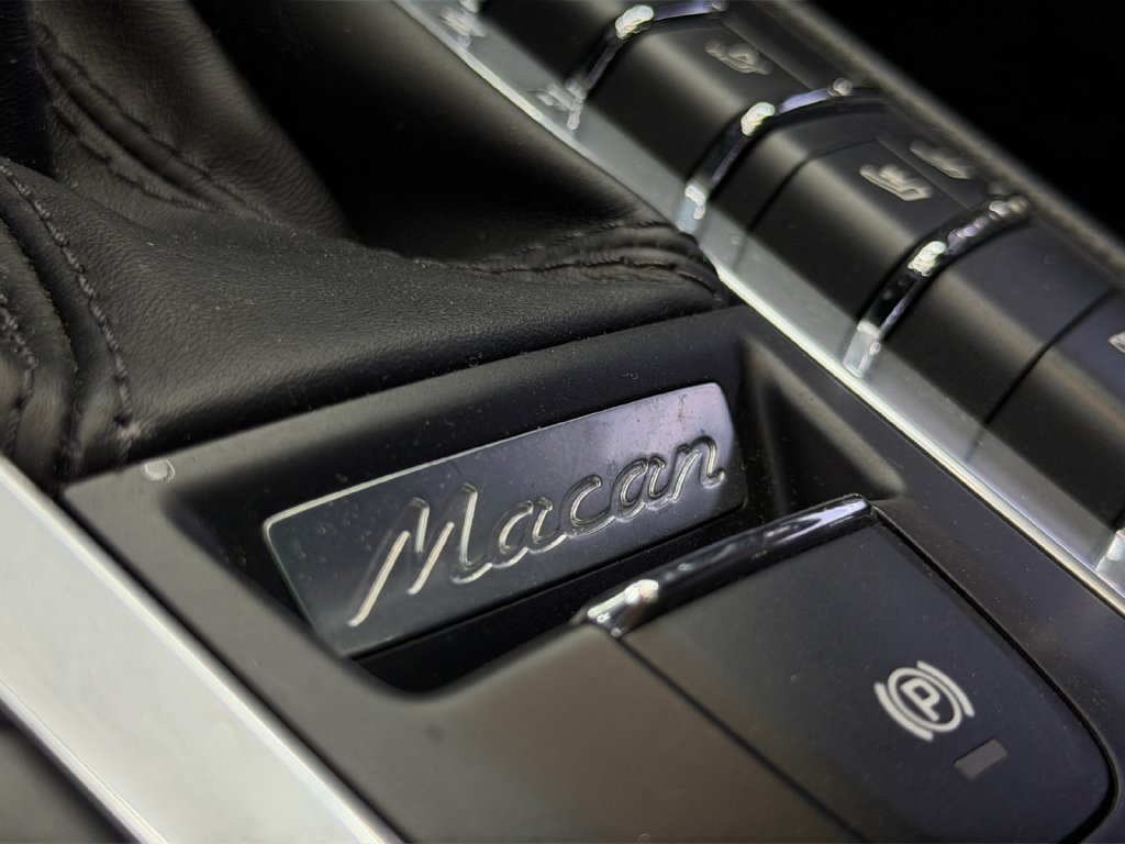 Used 2018 Porsche Macan Sport Edition AWD/4WD image 23