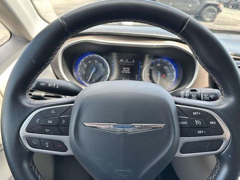 Used 2017 Chrysler Pacifica Touring-L FWD image 18