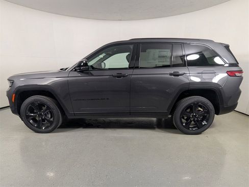 New 2025 Jeep Grand Cherokee Altitude image 4